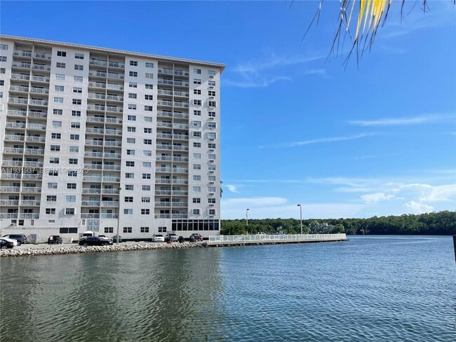 400 Kings Point Dr, Unit 1131 in Sunny Isles Beach, FL - Foto de edificio - Building Photo