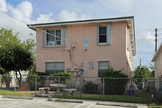 820 N Sapodilla Ave in West Palm Beach, FL - Building Photo - Building Photo