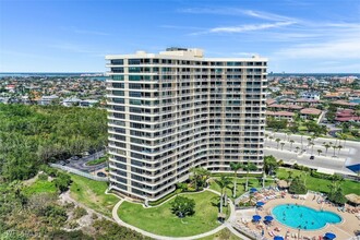 440 Seaview Ct in Marco Island, FL - Foto de edificio - Building Photo