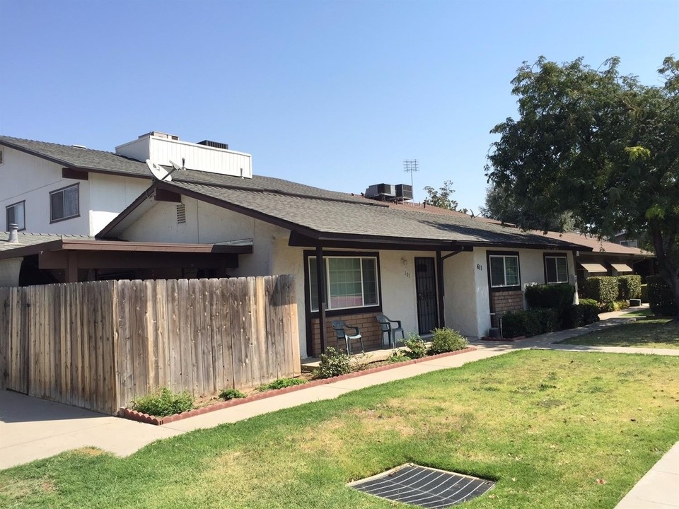 611 W Ashlan Ave in Clovis, CA - Building Photo