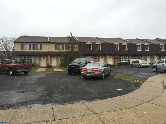 1018 Gum Pl, Unit B in Huntingdon Valley, PA - Foto de edificio - Building Photo