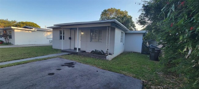1938 Fletcher St in Hollywood, FL - Building Photo - Building Photo