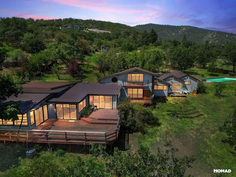 1750 Ashland Mine Rd in Ashland, OR - Building Photo