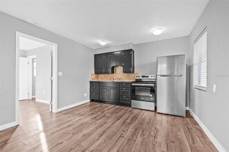 30 Lynn Way in Madeira Beach, FL - Building Photo - Building Photo