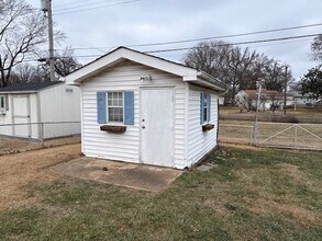 1001 Loekes Dr in Florissant, MO - Building Photo - Building Photo