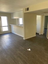 4453 Woodman Ave in Los Angeles, CA - Foto de edificio - Building Photo