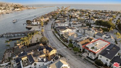 2105 E Balboa Blvd in Newport Beach, CA - Foto de edificio - Building Photo