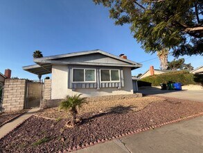 6322 Clyde Ave in San Diego, CA - Foto de edificio - Building Photo