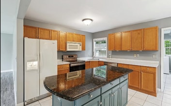 21845 Novi Rd in Northville, MI - Building Photo - Building Photo