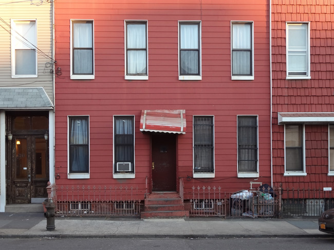 973 Metropolitan Ave in Brooklyn, NY - Foto de edificio - Building Photo