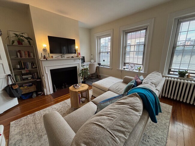 98 Myrtle St, Unit 7 in Boston, MA - Building Photo - Building Photo