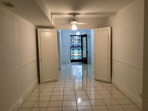 114 E Jones St, Unit Apt A in Savannah, GA - Building Photo - Building Photo