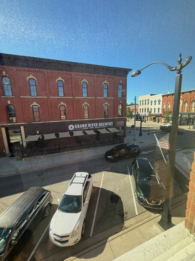102 E Michigan Ave, Unit 2 in Marshall, MI - Building Photo - Building Photo