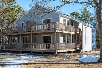 Oak Hollow Condominiums in Mashpee, MA - Building Photo - Building Photo