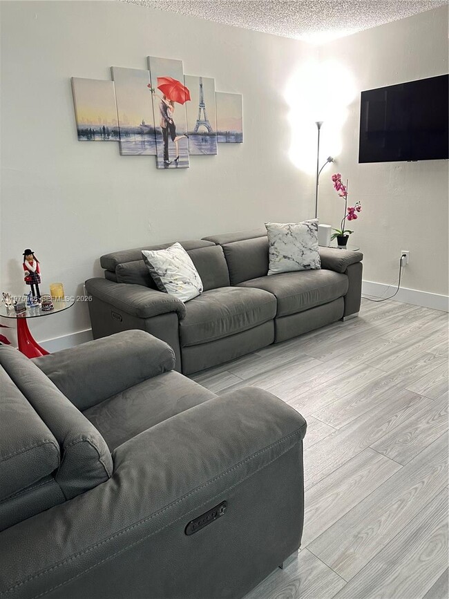 2055 SW 122nd Ave in Miami, FL - Foto de edificio - Building Photo