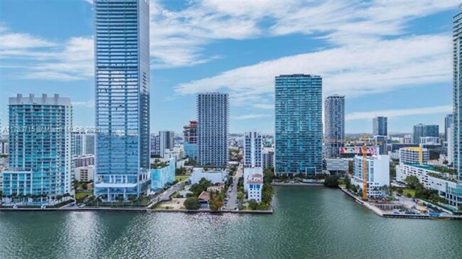 600 NE 27th St in Miami, FL - Foto de edificio - Building Photo