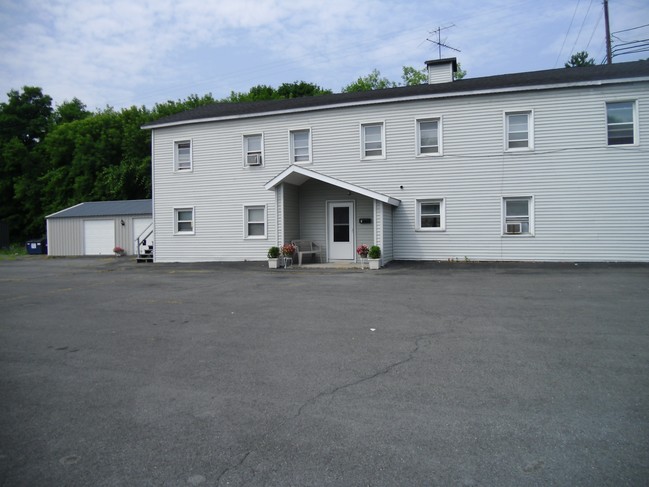 102 Main St in Ravena, NY - Foto de edificio - Building Photo