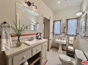 145 N Sycamore Ave, Unit 145 N. Sycamore Ave. in Los Angeles, CA - Foto de edificio - Building Photo