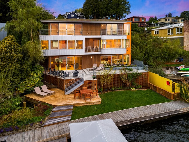 property at 10514 Riviera Pl NE