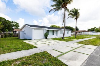 2455 Wiley Ct in Hollywood, FL - Building Photo - Building Photo