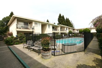 El Prado Apartments in Santa Rosa, CA - Foto de edificio - Building Photo