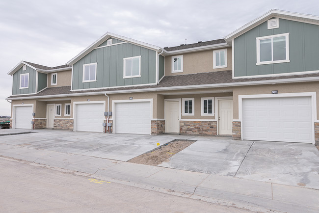 Gorgeous Townhomes in The Boulders! in Herriman, UT - Building Photo - Building Photo