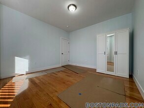 7 Carson St, Unit 2 in Boston, MA - Foto de edificio - Building Photo