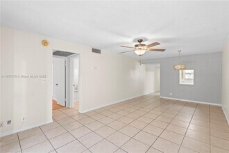 8605 W Sample Rd, Unit 306 in Coral Springs, FL - Building Photo - Building Photo
