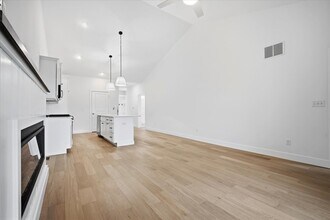 13 Stone Ml Ct in Bloomington, IL - Building Photo - Building Photo