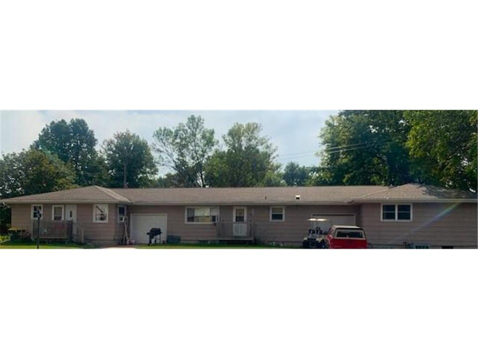 301 6th St W in Hector, MN - Building Photo