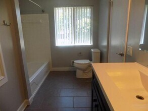 2127 Hopkins Dr in Sterling Heights, MI - Building Photo - Building Photo