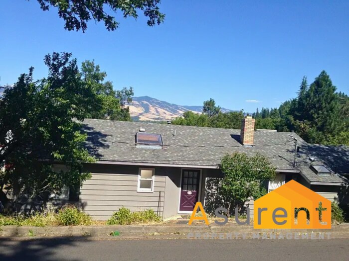 96 Scenic Dr in Ashland, OR - Building Photo