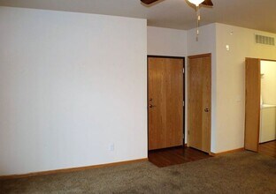 205 Prairie Rose Ln in Solon, IA - Building Photo - Building Photo