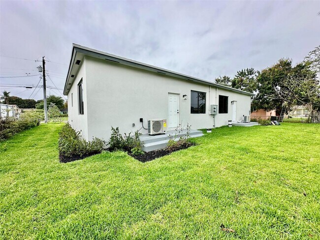 2399 NW 105th St in Miami, FL - Building Photo - Building Photo