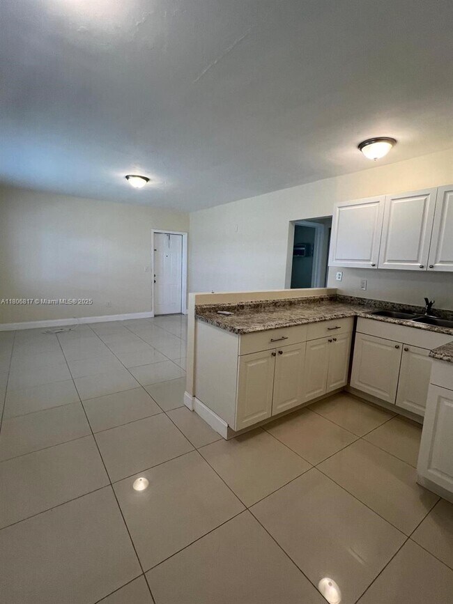 1992 NE 172nd St in North Miami Beach, FL - Foto de edificio - Building Photo