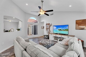 1510 E Commerce Ave in Gilbert, AZ - Foto de edificio - Building Photo