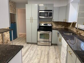 107 Baker Hill Rd in Great Neck, NY - Building Photo - Building Photo