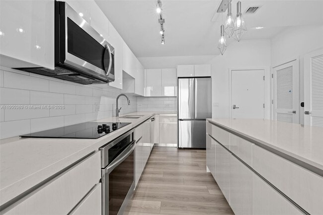 101 Diplomat Pkwy, Unit 604 in Hallandale Beach, FL - Building Photo - Building Photo