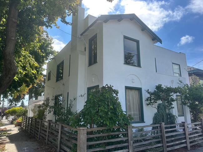 1539-1541 E 38th St in Oakland, CA - Building Photo - Building Photo