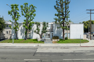 4900 Whitsett Ave in Valley Village, CA - Building Photo - Building Photo