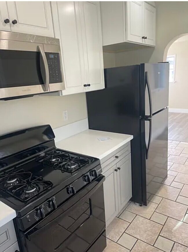 821 S Grevillea Ave, Unit B in Inglewood, CA - Foto de edificio - Building Photo