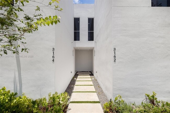 3162 Plaza St in Miami, FL - Building Photo - Building Photo