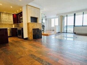 2 Bay Club Dr in Queens, NY - Building Photo - Building Photo