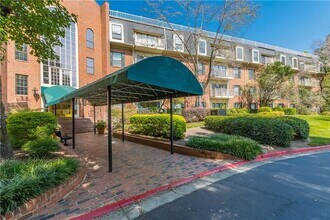 28106 Plantation Dr NE in Atlanta, GA - Building Photo - Building Photo
