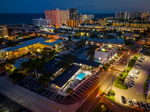 1020 N Riverside Dr in Pompano Beach, FL - Building Photo - Building Photo