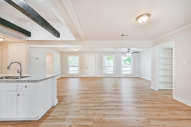 706 Azalea St in Lake Jackson, TX - Foto de edificio - Building Photo