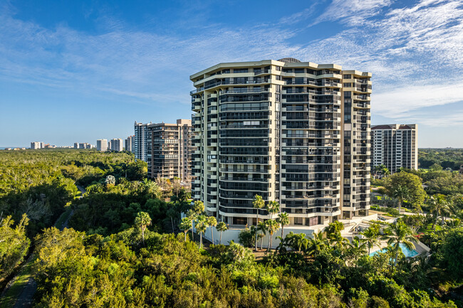 Grosvenor Condominium in Naples, FL - Building Photo - Building Photo