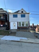 104 Magee Ave, Unit 2 in Jeannette, PA - Building Photo - Building Photo