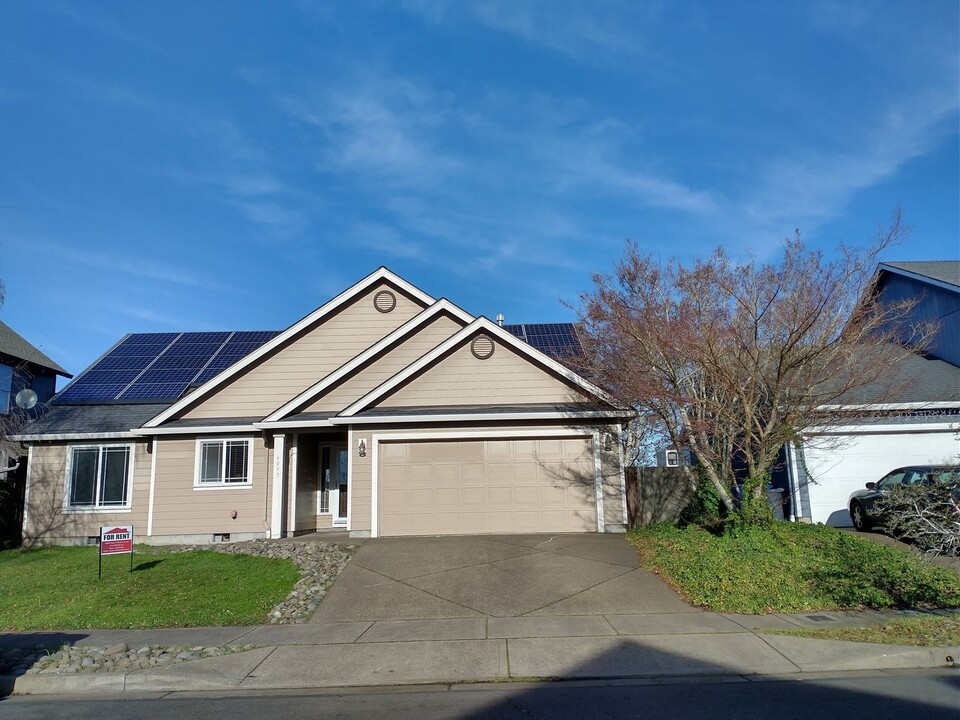 4993 Toledo Ave NE in Salem, OR - Building Photo