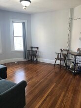 8 Bucknam St, Unit 1B in Boston, MA - Foto de edificio - Building Photo